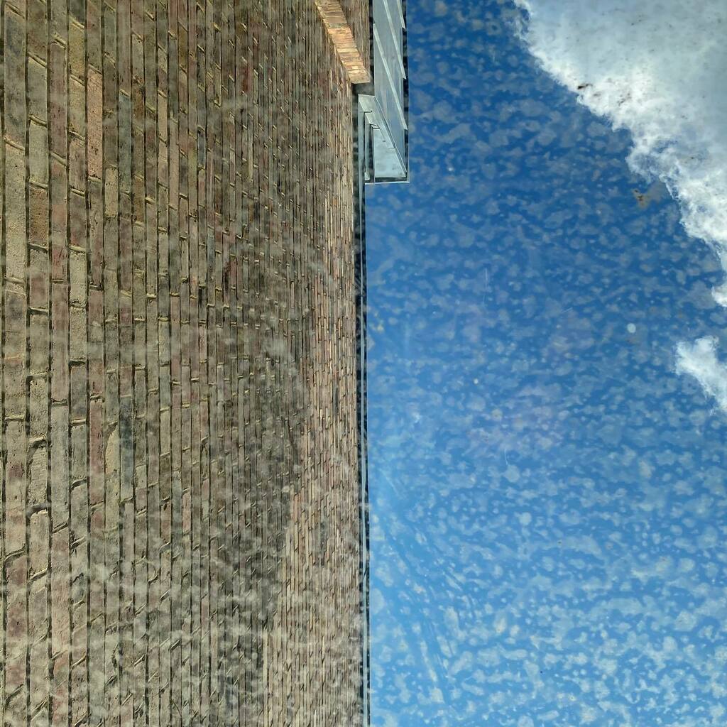 vollauschek's tweet photo. London bricks, clouds and a dirty glass ceiling.
—
#clerkenwell #farringdon #london #lockdownphotography #quarantine #quarantinelife #selfisolation #selfisolationphotography #quarantinephotography #bluesky #sky #clouds #londonbricks #brickwall https://t.co/glVHUqOr0x https://t.co/CjX7f57XWh