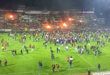 Footballawaydays On Twitter On This Day 2016 Eskisehirspor Fans Burn Down Their Own Stadium After Being Relegated Last Game At The Eskisehir Ataturk Stadium Https T Co 7phnuhzuxj