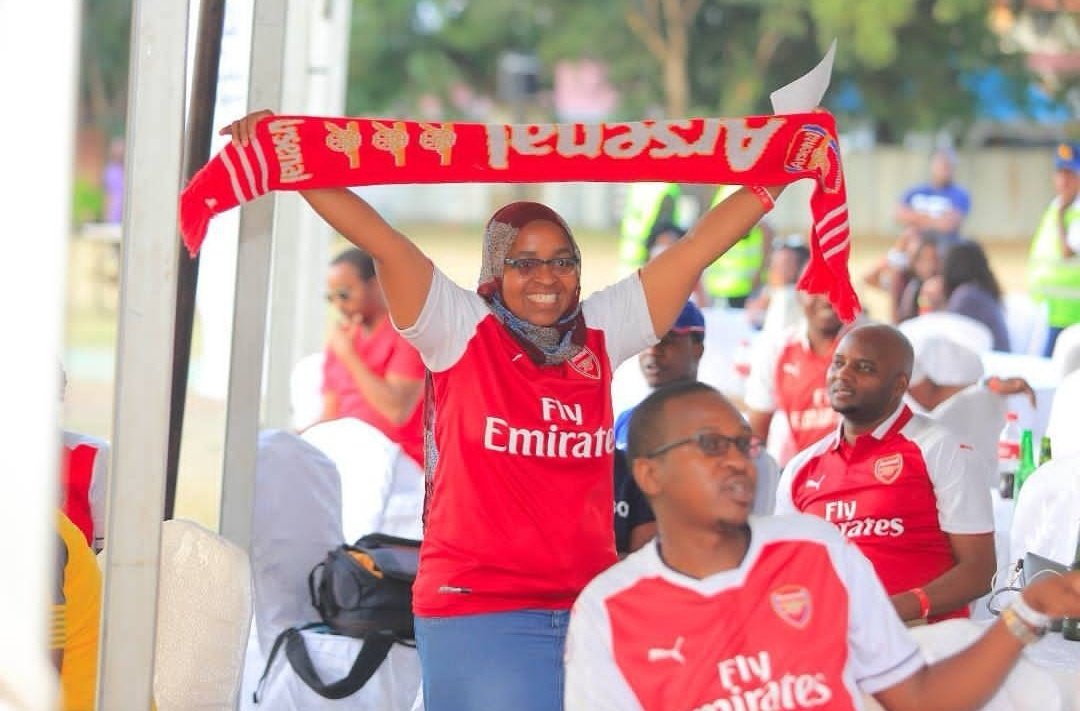 ASCTanzania's tweet photo. "Give a man a woman who loves football,and he will be happy for a lifetime" #ThrowbackThursday #Goonerettes https://t.co/jkCVznaMeN
