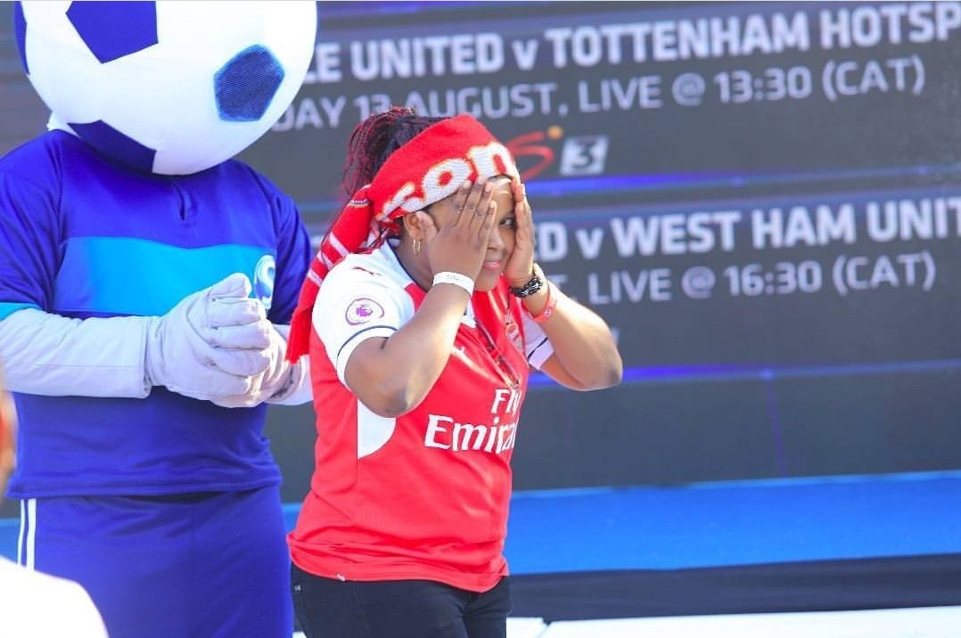 ASCTanzania's tweet photo. "Give a man a woman who loves football,and he will be happy for a lifetime" #ThrowbackThursday #Goonerettes https://t.co/jkCVznaMeN