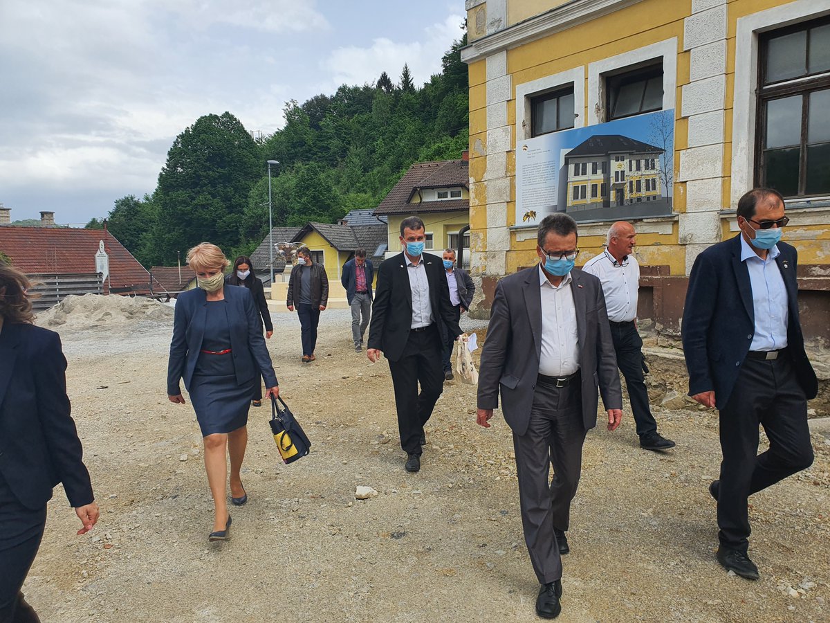 Minister <a href="/ZCernac/">Zvone Černač</a> in župan Dušan Strnad s sodelavci na ogledu obeležja kranjski čebeli, učnega čebelnjaka in objekta, ki bo prenovljen v hišo kranjske čebele.