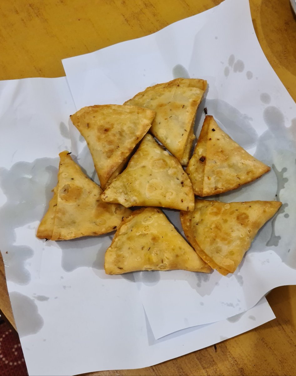 miansari66's tweet photo. Homemade Samosa https://t.co/6UpNQZlB6K