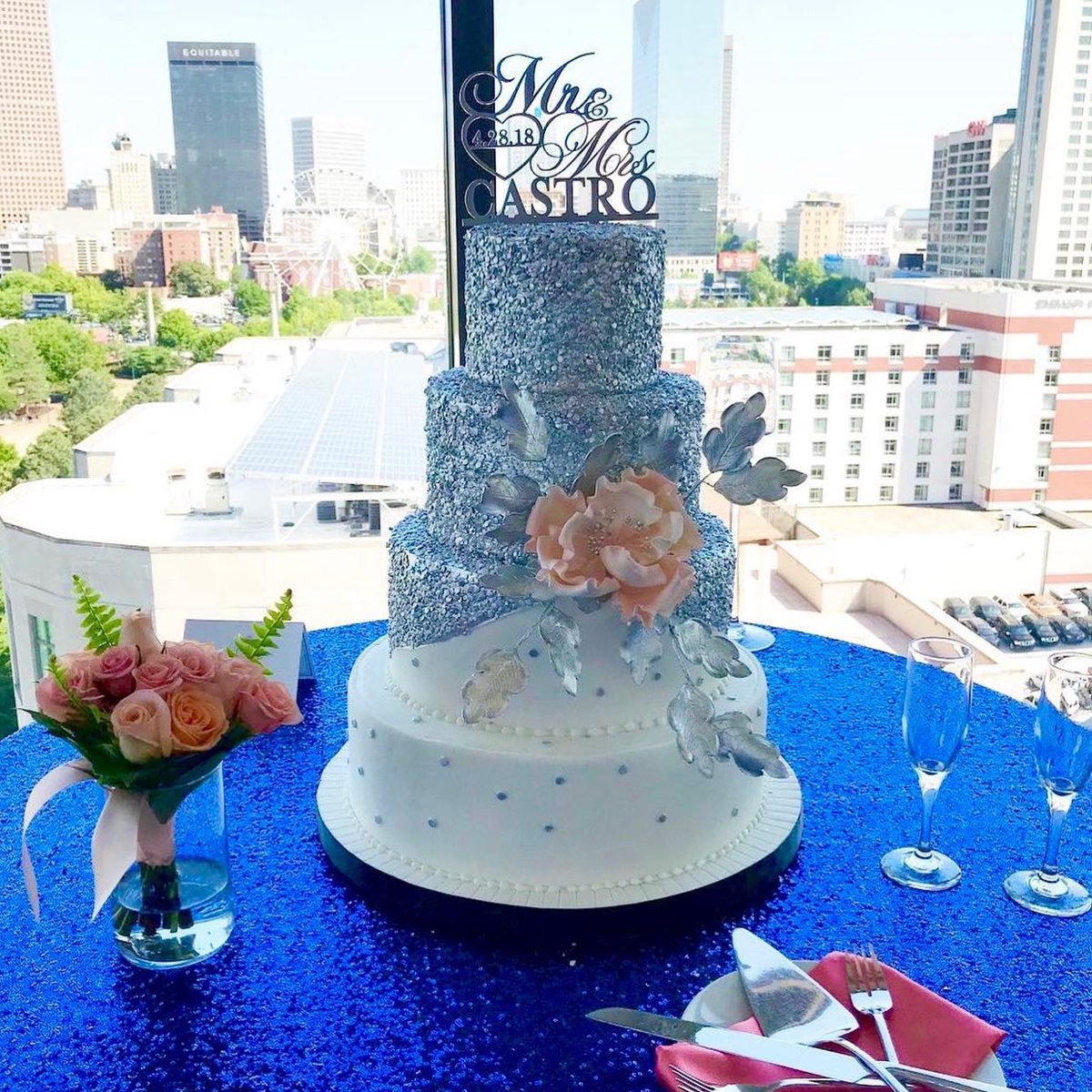 Pic 1 in tweet 1 of this thread is the estate table - bride and groom sat at the middle of the table vs the end. Pic 2 is an overhead shot of the estate table. Pic 3 is the beautiful cake. Loved all the texture going on between the cake and the blue sparkle overlay.