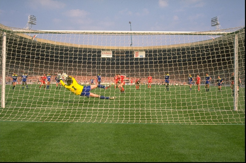 ftblsm's tweet photo. a way past Wimbledon goalkeeper #DaveBeasant. The Merseysiders were awarded a penalty on the hour mark following a foul by #CliveGoodyear on #JohnAldridge. However, Aldridge's penalty was saved by Beasant's diving save to his left, thus Beasant became the first keeper to save (3) https://t.co/3OCbLkyMqW