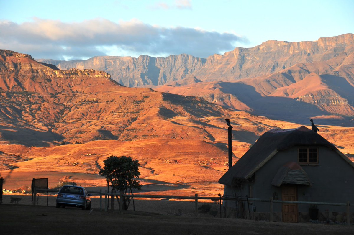 berghouse's tweet photo. Phezulu cottage, translated from Zulu meaning "On top" overlooks the #Drakensberg #mountain range, spectacular views from the pillows of this cottage #Drakensbergaccommodation #Romanticgetaway #Perfecthideaway #SouthAfrica #meetsouthafrica @BBC_Travel @VisitSA_UK https://t.co/dLkLU42To8