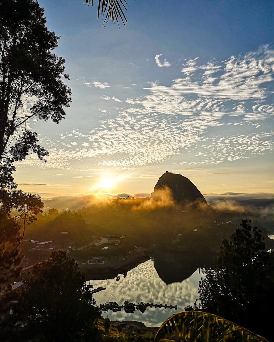 elpenolant's tweet photo. En tiempos de crisis, la naturaleza nos regala lindos amaneces llenos de esperanza y paz para nuestros peñolenses.
📸: @paisa_alejo https://t.co/sv3XDpUIkR