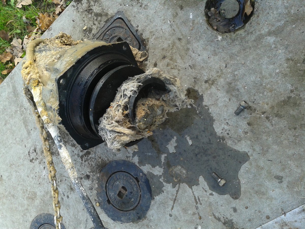 Wij verzoeken u om geen vochtige toiletdoekjes in het toilet te gooien. Dit kan verstoppingen veroorzaken in het riool en zelfs de pompen van de rioolgemalen kunnen hierdoor vast lopen. Meer lezen: bit.ly/2YTo25K