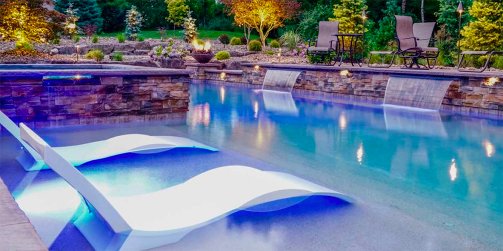 PrecisionPoolNY's tweet image. Picture this #oasis. A bubbler and built-in umbrella stand creating a little shade. Sunbathing while still enjoying the cool water of the pool. Learn about the #tanningledge: ow.ly/nMak50z0ZXO #sunledge #sunbathing