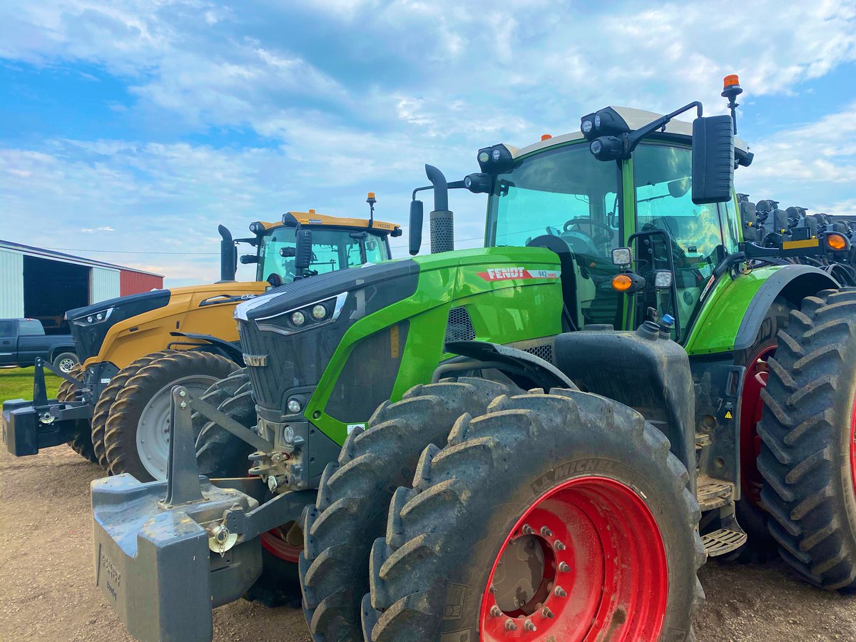 BriansVideos's tweet photo. Out of the Fendt and into the Challenger #thefendthasleftthepremises #Fendt #fendt942 #challengerag #challenger1038 #hadtogetagrouppic @Fendt_NA @AGCOcorp https://t.co/BOXicNPODa