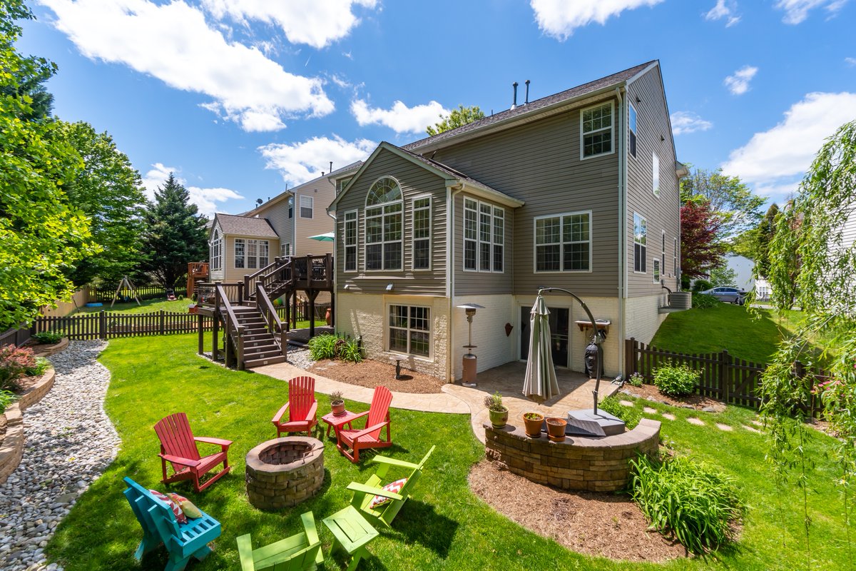 DBSELZ's tweet photo. CHECK OUT THE BACKYARD OASIS! Immaculate Move-in Ready Home in Desirable Ashland! Sellers have thought of Everything. Over $75,000 in Upgrades &amp; a Home Warranty.  #justlist #veteranrealtor #woodbridgeva #northernvahomes #renovatedkitchen #twowalkinclosetsinthemaster #woodshop https://t.co/pUnR2iGyJ2