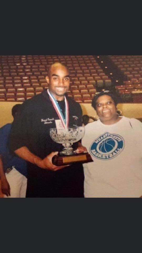 ThorntonBBall's tweet image. Thornton Wildcats Basketball program and family would like to send our condolences &amp;amp; prayers to our Head coach Tai Streets (@StreetsTai ) yesterday he gained his mom Karen Streets as a guardian angel 👼🏽🙏🏽 
Ms. Streets made every @nikemeanstreets &amp;amp; #Thornton game #TTHS ❤️🏀❤️🏀