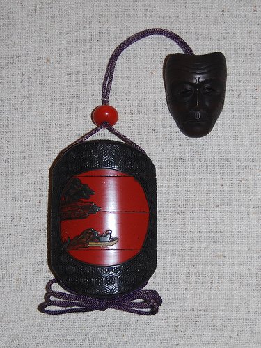KimasuMx's tweet photo. Un inrō es una caja tradicional japonesa para guardar objetos pequeños. Como la vestimenta tradicional japonesa carecía de bolsillos, los objetos a menudo eran llevados colgados del obi o faja que sujetaba los pantalones, en recipientes conocidos como sagemono. https://t.co/v5auswLXoC