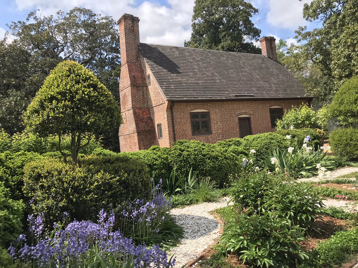 @historyisfunorg @MuseumWeek @HistoricStMarys @JRarchaeology @VLMuseum @MarinersMuseum @MountVernon @AmRevMuseum @VirginiaMuseum @colonialwmsburg @GunstonHall @TJMonticello @VirginiaMOCA @FrontierCulture @plimoth There’s nothing like taking a stroll through the gardens of a National Historic Landmark 🌸 #TogetherMW