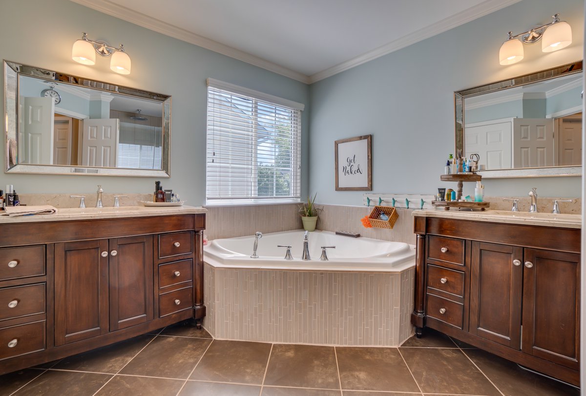 DBSELZ's tweet photo. CHECK OUT THE BACKYARD OASIS! Immaculate Move-in Ready Home in Desirable Ashland! Sellers have thought of Everything. Over $75,000 in Upgrades &amp; a Home Warranty.  #justlist #veteranrealtor #woodbridgeva #northernvahomes #renovatedkitchen #twowalkinclosetsinthemaster #woodshop https://t.co/pUnR2iGyJ2