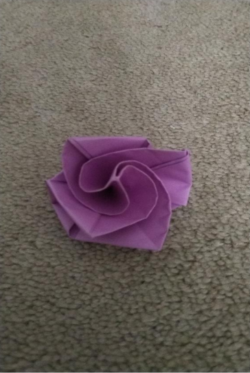 tcfljmj3's tweet photo. 1 of the choices on this wk's CB was learning to fold an origami. Look @ this beautiful rose. The S was instructed to reflect her learning process, how she felt throughout the process & what mathematical concepts she observed from this learning experience. #ThisisHowINTI 1/2 https://t.co/R2kBk8Q8o5