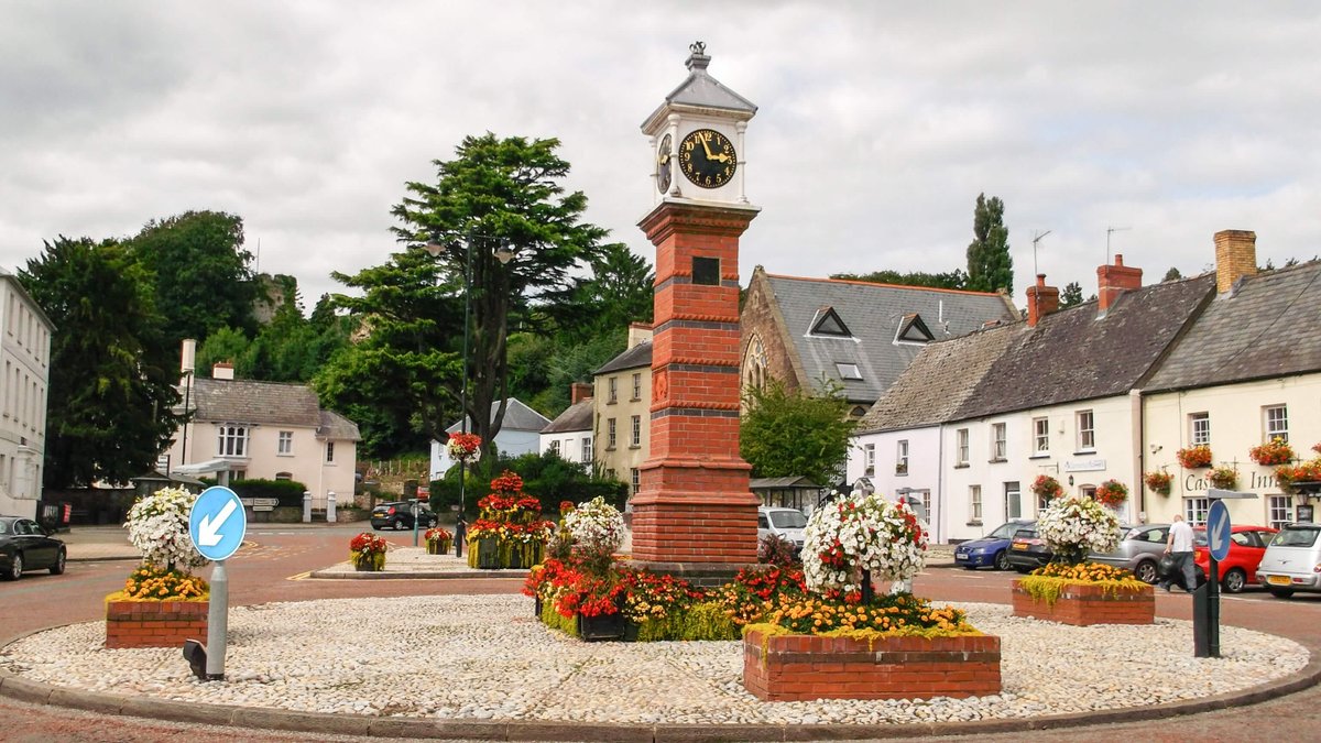 RoamWales's tweet photo. Thursday is normally our scheduled tour to the Wye Valley, so let's enjoy this image of Usk, known as the 'Town of Flowers' - plan now, travel later! https://t.co/UuIWVuo3og