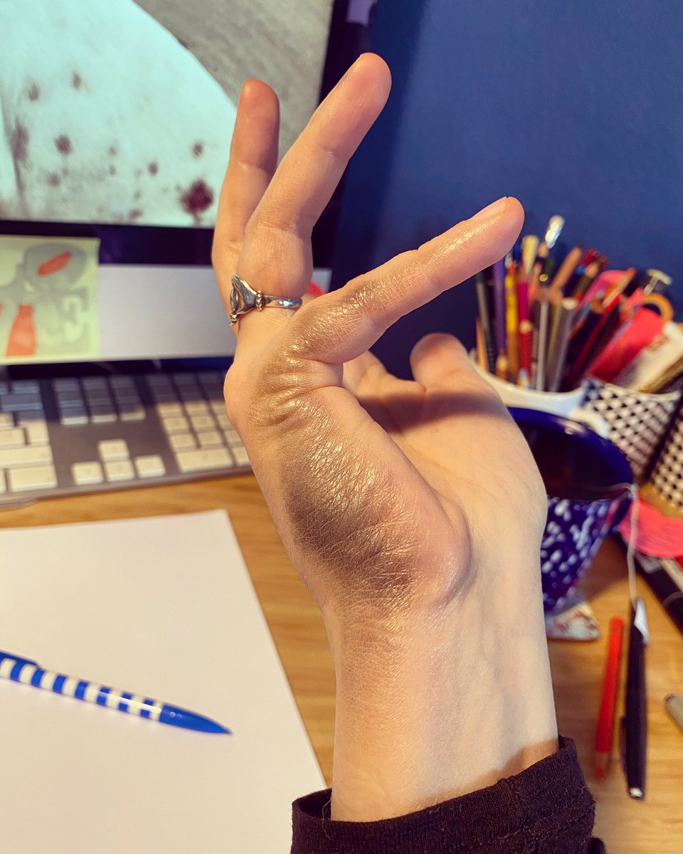 Louison_A's tweet photo. Ça pour envoyer des gens sur la Lune ou sur Mars, y’a du monde, mais quand il s’agit de régler le problème de la main couverte de crayon à papier quand t’essaye de dessiner propre, là, y’a plus PERSONNE. 🌚 #scandale #faich https://t.co/iiZtXOLxIY