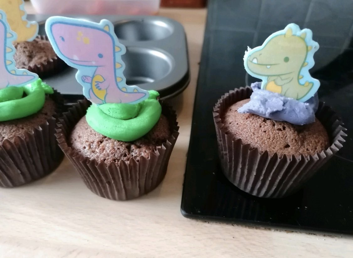 Smith_SMCA's tweet photo. Super reading in your den Emily! I love your fairy castle that you made this week, very creative. Great math skills baking cakes, the best way to learn maths - practically. #proudteacher #homelearning #nothingstoppingher https://t.co/bnrf9oCyJ4