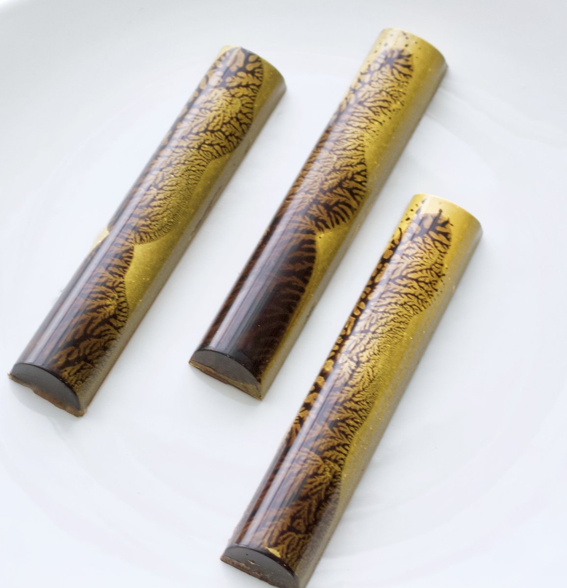 chef_erikVdV's tweet photo. Caramelised banana &amp; rum, coconut sablé and hazelnut praliné all wrapped up in this snack bar... Yay or nay? 🤔🍫
#chocolatier #snackbar #test #shoplocal https://t.co/BfVBBJQgnf