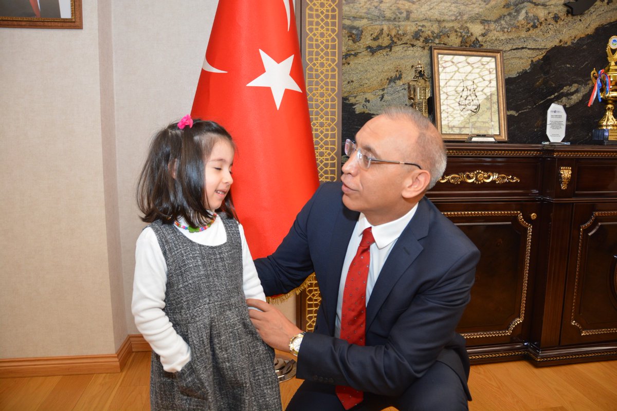 EmniyetSakarya's tweet photo. Ve YARIŞMA SONUÇLANDI..

Il Emniyet Müdürümüz Sayın Fatih Kaya ''nın talimatıyla"Evdeyim ama trafik kuralları aklımda "temalı ödüllü video yarışmasına katılan tüm çocuklarımıza hediye verilecektir. 
Kazanan Tüm çocuklarımızdır.
Tebrik ediyoruz.👏👏

@mehmetaktasgm
@suleymansoylu https://t.co/5jK5gTroyG