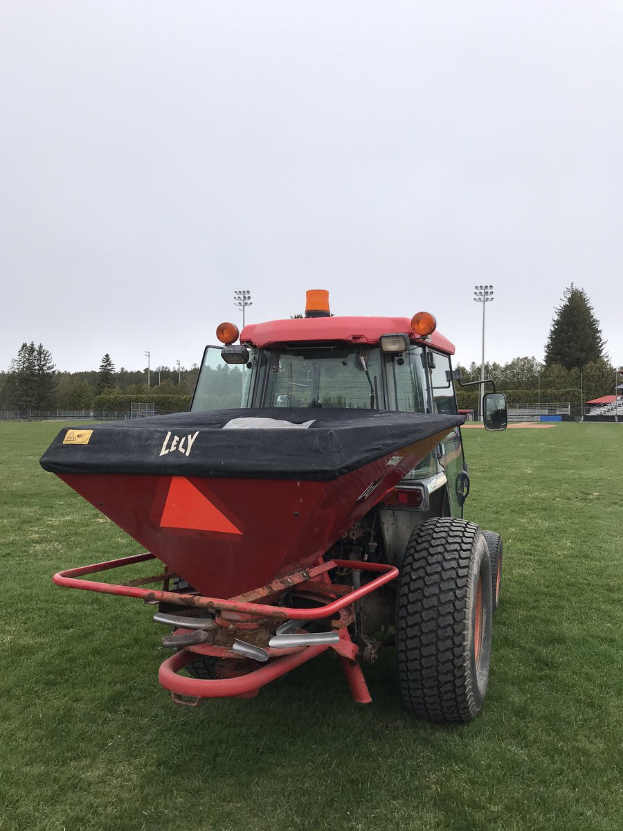 BreedonJoe's tweet photo. And there’s nothing to do in the rain? 🙄 Pleaseeeeeee... #sportsturf #pHusion #releasethehounds #soil @LelyHolding @KubotaCanadaLtd @TurfPlantProd @SportsTurfCan @FieldExperts https://t.co/8ehD5W07qg