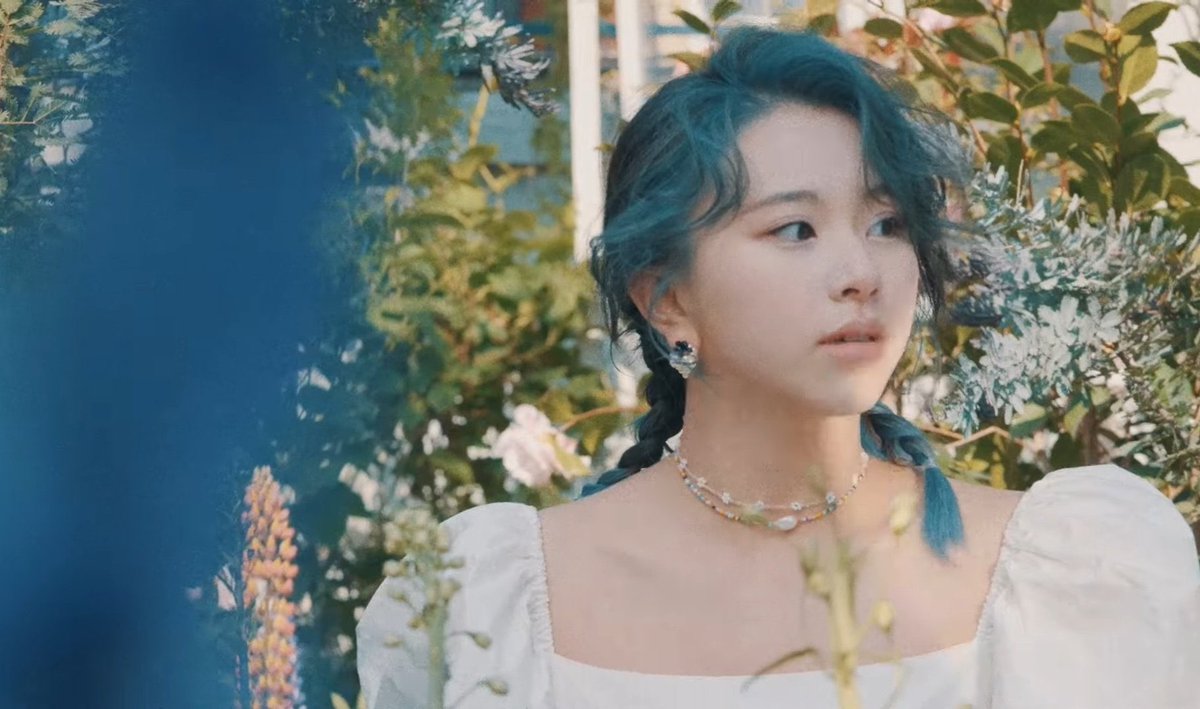 misayeon's tweet photo. Chaeyoung giving us ethereal visuals in this aesthetic style 💙💐

#TWICE #MOREandMORE
#CHAEYOUNG_MOREandMORE https://t.co/zveOpJYbgk