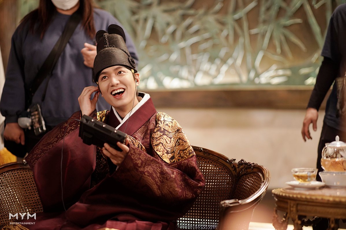 lmhthailand's tweet photo. The King: Eternal Monarch Still Cut...แจกความสดใสก่อนนอน พรุ่งนี้ก็จะได้เจอฝ่าบาทแล้ว #TheKingEternalMonach https://t.co/7s3dHJ3ShK