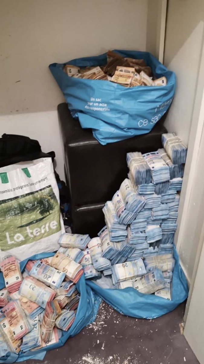 Tikokss's tweet photo. Vous trouvez ça dans le hall d’un  bâtiment, vous faites quoi? https://t.co/sGkJW9w5ve