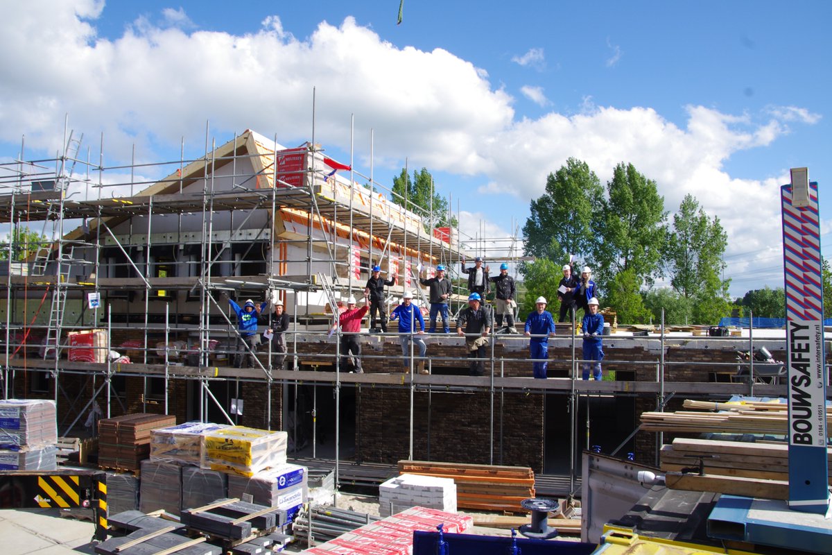 Vandaag is het hoogste punt bereikt van ons hospice voor de Alblasserwaard in Papendrecht. Dank 'helden' van <a href="/VORMHolding/">VORM Holding</a> en onderaannemers. Een geweldige prestatie in deze bijzondere tijd. We zijn blij met en trots op deze bijzondere mijlpaal.