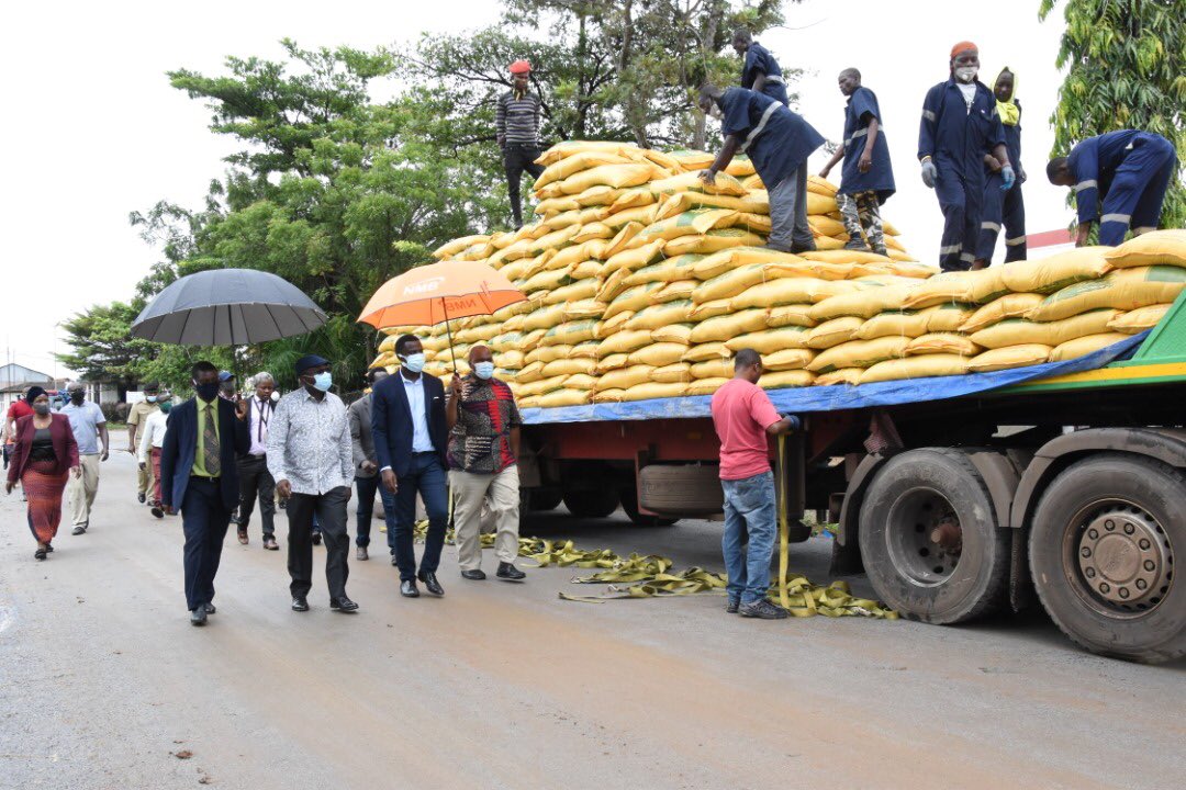 TZMsemajiMkuu's tweet photo. Waziri wa Viwanda na Biashara, Innocent Bashungwa, akiongozana na Mkuu wa Mkoa wa Mwanza, leo ameshuhudia upakuaji tani 20,000 za sukari iliyoingia nchini kutoka Uganda. https://t.co/sW1Jn6FuJC