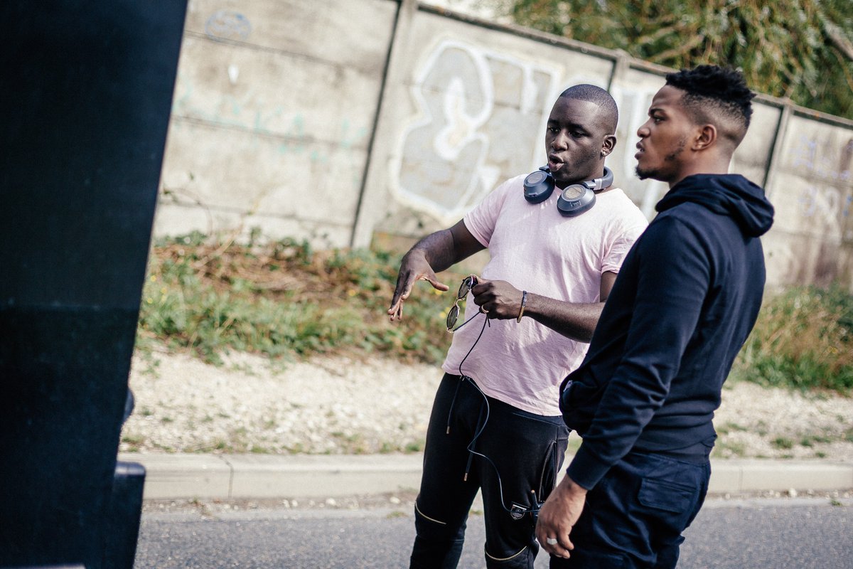 la1ere's tweet photo. 🎬Avec la crise sanitaire, le réalisateur de #clips  de #rap James Cam’Rhum a vu ses projets s'annuler les uns après les autres. S’il veut reprendre le chemin des tournages, le ##Guadeloupéen aux dizaines de millions de vues doit se renouveler.⤵️⤵️⤵️
https://t.co/vEsNY1hfyc https://t.co/iwQa56XNla