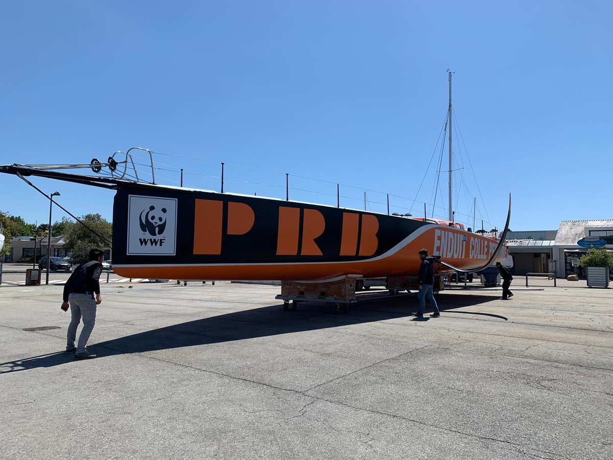Team_Holcim_PRB's tweet photo. Allez hop tout le monde dehors 😅😅😅 Fin de chantier, installation des foils 🔛 Grosse journée pour la #TeamPRB 💪💪💪 Demain, ce sera installation de la quille. Mise à l’eau prévue lundi 😀 Ça fait plaisir ce programme ! @ImocaGS @VendeeGlobe @WWFFrance @prbfrance https://t.co/FnBKkcT93Q