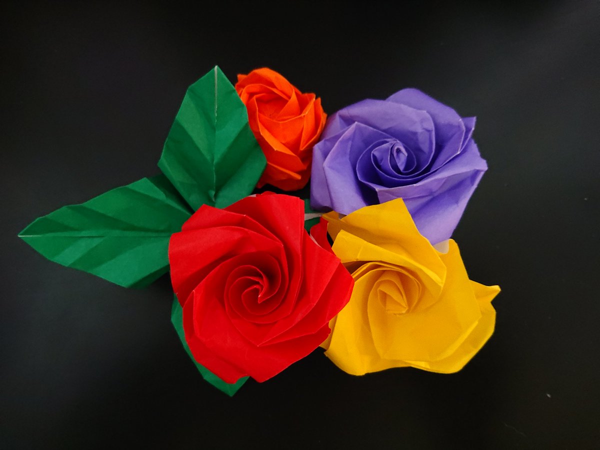 Tama5egg 折り紙 にチャレンジ 一枚の折り紙からできるお花を作ってみた お手本通りにはなかなかできずにシワシワ ボロボロ 写真に撮ったら意外とよく見えた 折り紙作品 薔薇 花 バラ ペーパークラフト ペーパーフラワー