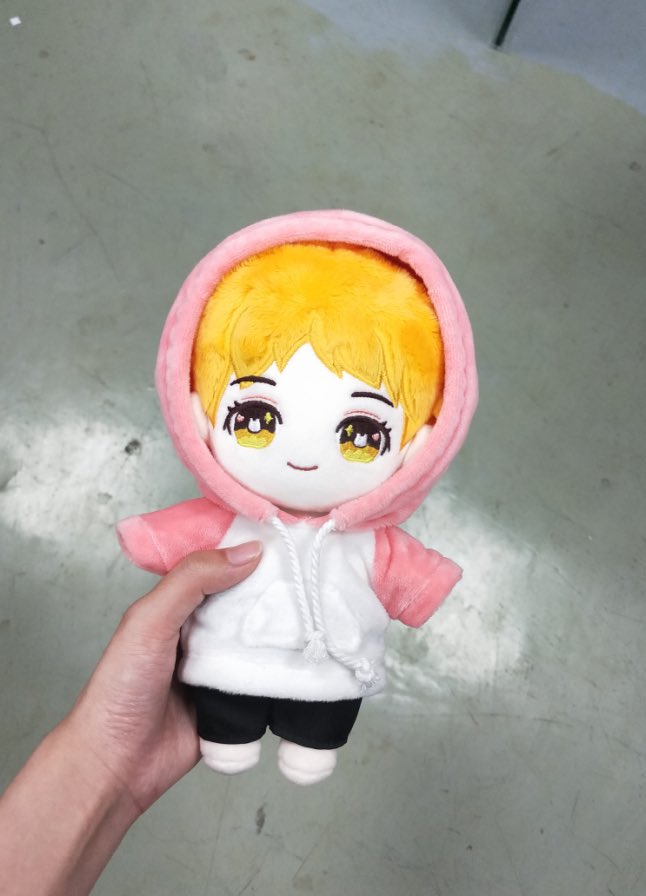 nokoshorty's tweet photo. ม็อกแรกน้องนัตจังกับชุดมาแล้วนะคะ มาสแจ้งว่าเด่วจะปรับสีผมน้องให้อ่อนลงกว่านี้ค่ะ สีนี้แรงไป 😂😂 
ใครที่สนใจจะรับเลี้ยงน้องหรือชุดเพิ่ม กรอกฟอร์มด้านล่างได้เลยค่า⤵️ // ส่วนชุดเนียนโกะเซนเซย์ มาสจะเริ่มเปิดขายพรุ่งนี้ค่ะ 
#นัตสึเมะ #natsumeyuujinchou #ตุ๊กตา20cm #โนะโกะพรีตุ๊กตา https://t.co/qBSoab83BV
