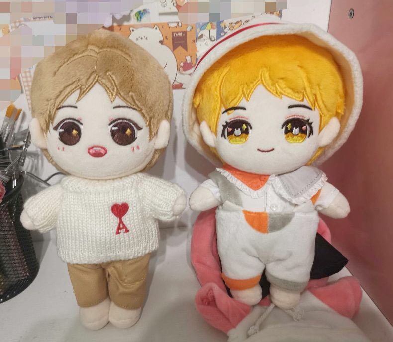 nokoshorty's tweet photo. ม็อกแรกน้องนัตจังกับชุดมาแล้วนะคะ มาสแจ้งว่าเด่วจะปรับสีผมน้องให้อ่อนลงกว่านี้ค่ะ สีนี้แรงไป 😂😂 
ใครที่สนใจจะรับเลี้ยงน้องหรือชุดเพิ่ม กรอกฟอร์มด้านล่างได้เลยค่า⤵️ // ส่วนชุดเนียนโกะเซนเซย์ มาสจะเริ่มเปิดขายพรุ่งนี้ค่ะ 
#นัตสึเมะ #natsumeyuujinchou #ตุ๊กตา20cm #โนะโกะพรีตุ๊กตา https://t.co/qBSoab83BV
