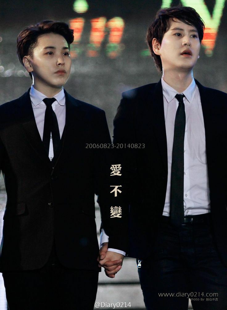 OriginalELFSuJu's tweet image. อยากตื่นมาแล้วรู้ข่าวว่าคยูมินมีโมเม้นเลยอ่ะ เรือร้างมาหลายปีแล้ว ฮือออ คิดถึงจนน้ำตาคลอเลยอ่ะ คิดถึงโว้ยยยย #KyuMin