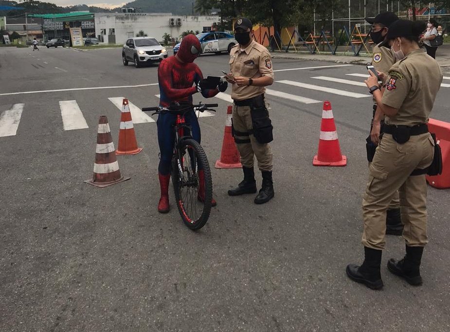 octavio_guedes's tweet photo. Homem Aranha não é atividade essencial. E acaba de levar uma dura de guardas municipais  em Niterói, no Estado Rio. https://t.co/hN6PVXipWU
