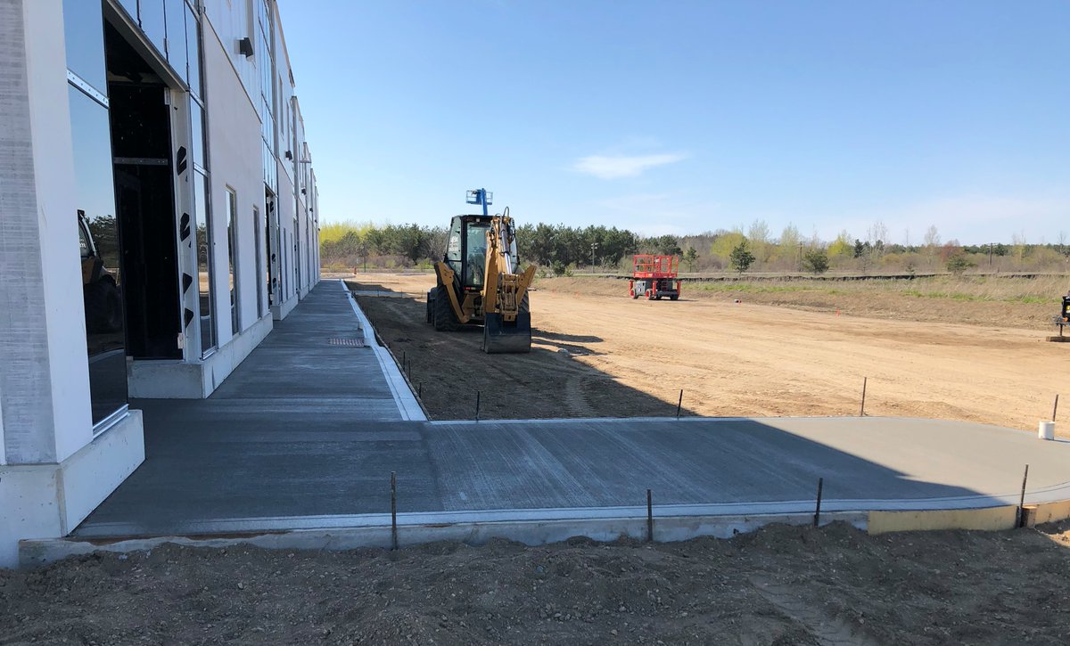 DancorConstruct's tweet photo. Dancor is delighted to see our new, multi-tenant projects get their first coat of paving. 🚧 Many thanks to Dufferin Construction for getting the crews on-site and for DPA Contracting for getting our new sidewalks and curbs finished. 👷 #newconstruction #pavement #concrete https://t.co/scSGEjl2My