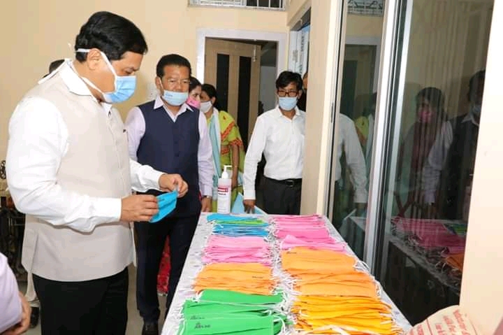 assam_rural's tweet photo. Chief Minister of #Assam Sri Sarbananda Sonowal and Minister P&RD, #GoA , Sri Naba Kumar Doley visits a #ASOMI Mask making unit at Chandrapur Block. More than 5000 Self Help Groups of #ASRLM have so far made more than 51 lakh masks across the State #AtmaNirbharBharatAbhiyan https://t.co/60zh5LGfel