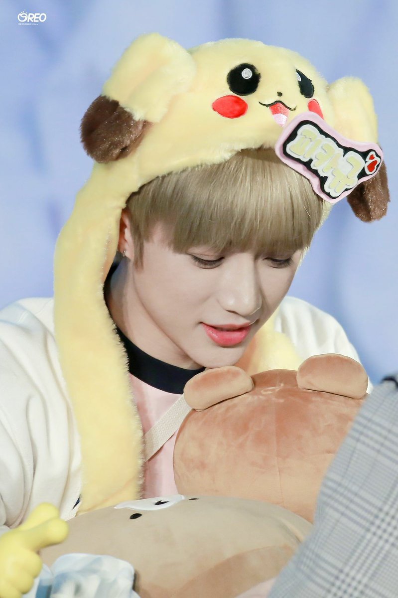 The amount of photos I have of beomgyu with plushies is unhealthy 