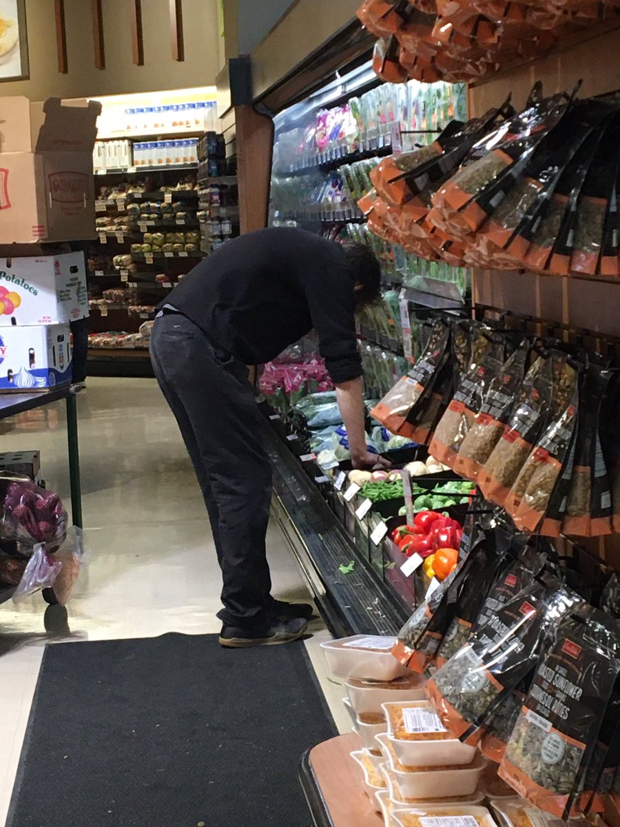 Should grocery store workers wear gloves when they put fresh produce out on the shelves? #COVID19 <a href="/Metro_Grocery/">Metro Grocery</a> #metroToronto #Metro #grocery