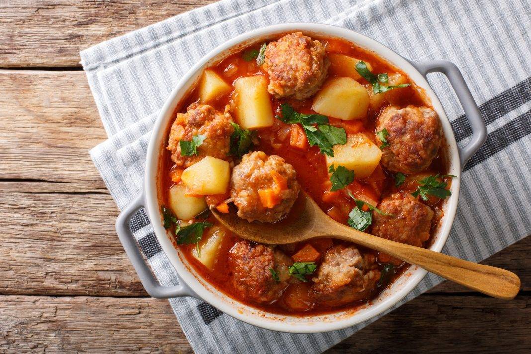 ¿Un rico almuerzo? Albóndigas con salsa de jerez ow.ly/PY6t30qBIZQ #CocinaYVino #Receta