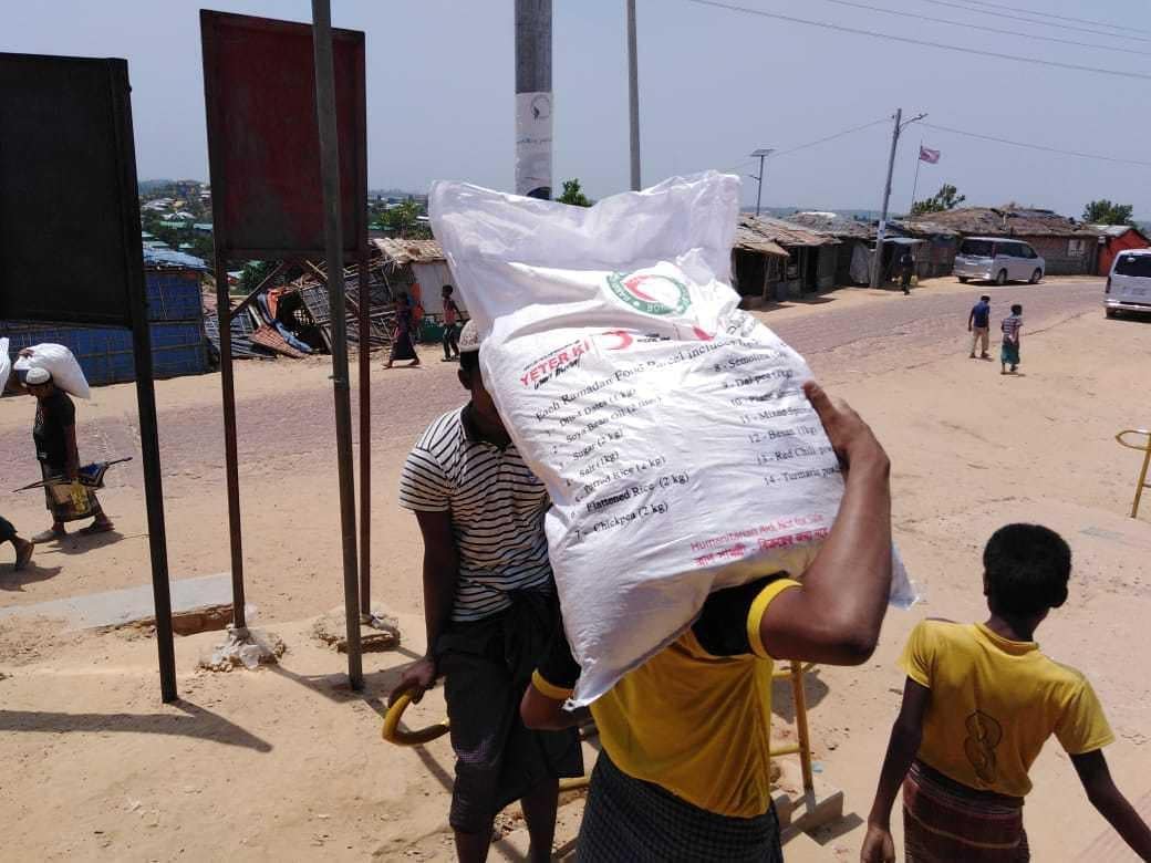 📍Bangladesh

As we always do in our country, we also provide aid to the needy ones in countries where we have permanent delegations.

In cooperation with <a href="/QRCS/">Qatar Red Crescent | الهلال الأحمر القطري</a> and <a href="/BDRCS1/">Bangladesh Red Crescent Society (BDRCS)</a>, we distributed #Ramadan food parcels to thousands of needy families in Bangladesh.