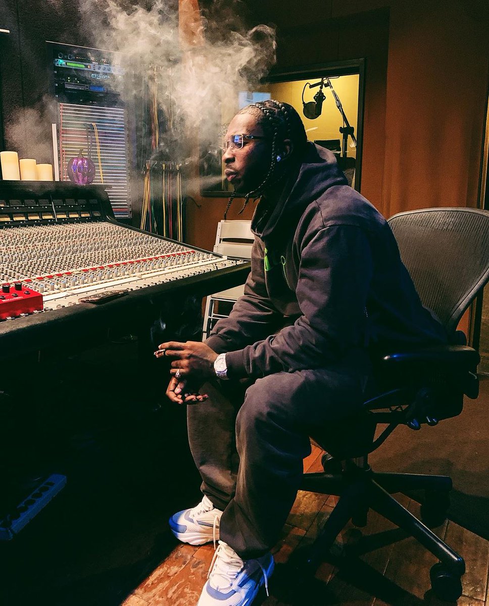 ComplexMusic's tweet photo. POP SMOKE’S DEBUT ALBUM. JUNE 12. 🖤🕊

More: https://t.co/QwlPFt4Bzn https://t.co/uwiSHPictQ