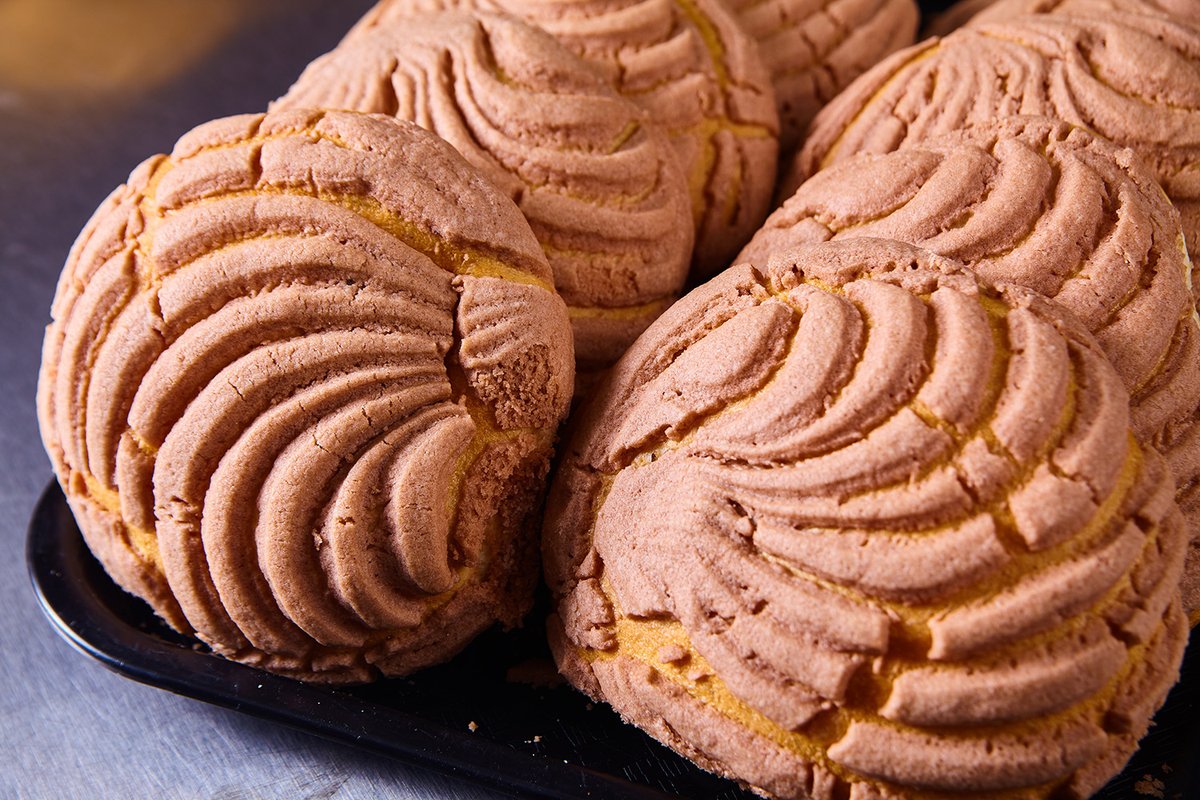 Our Conchas come in a variety of colors and sizes! This Mexican sweet bread roll is sure to make your shopping experience more exciting!