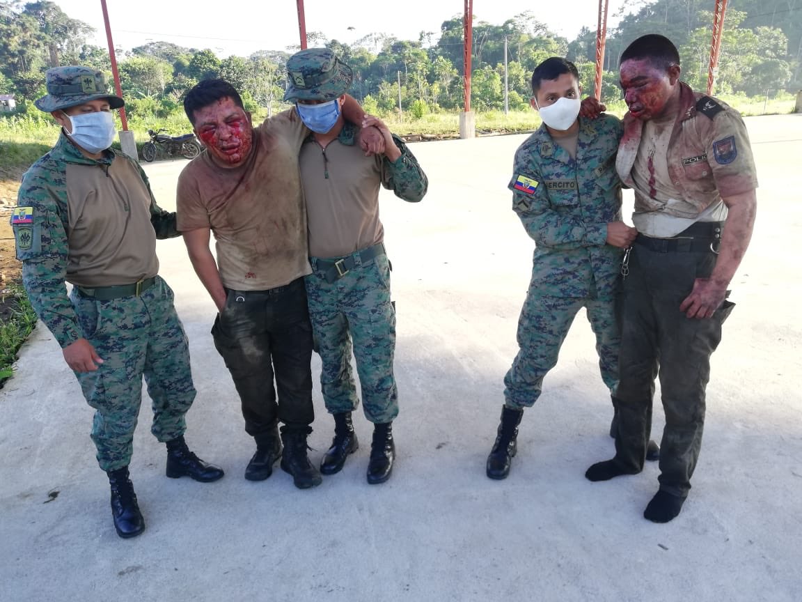 mariapaularomo's tweet photo. INACEPTABLE
Brutal ataque a miembros d la @PoliciaEcuador en Huamboya, Morona Santiago.
La Policía intervino para contener una riña entre sujetos aparentemente alcoholizados q se enfrentaban con machetes. Se identificará a los responsables para ser puestos a órdenes d la justicia https://t.co/vraGG1FW2n