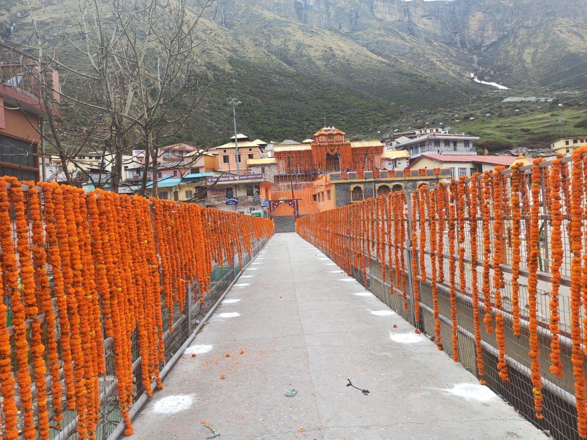 100rabhcyber's tweet photo. भगवान बदरीनाथ के कपाट खुलने के अवसर पर बदरीनाथ के मंदिर को गेंदे के फूलों से भव्य रूप से सजाया गया है। कल सुबह ब्रह्ममहूर्त में 4 बजकर 30 मिनट पर 28 लोगो की मौजूदगी में भगवान बद्रीविशाल के कपाट ग्रीष्मकाल के लिए खोल दिए जाएंगे। https://t.co/6Bs3dLN2XV