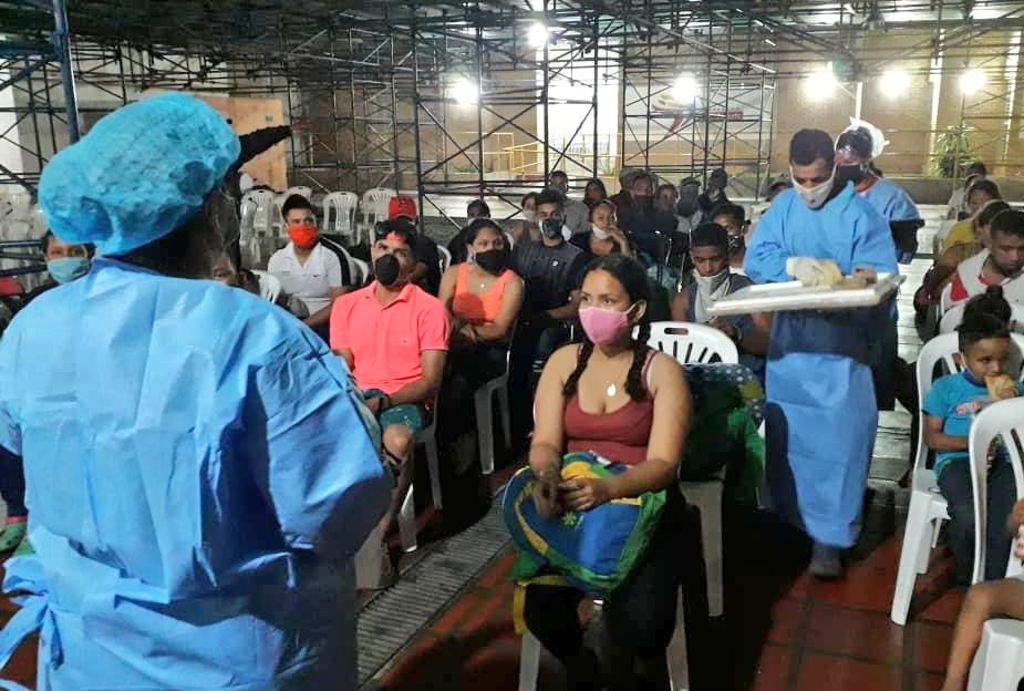 gestionperfecta's tweet photo. Brindando toda la atención a nuestros compatriotas venezolanos que siguen llegando a su patria procedentes de Colombia, los recibimos en el PASI de la Villa Bolivariana donde cumplen con su cuarentena para evitar el contagio por Covid 19. #PrevenciónEsDisciplina https://t.co/y2lAO0MqfT