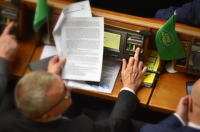 FinClub_ua's tweet photo. Верховна Рада ухвалила закон, який не допустить денаціоналізацію #ПриватБанк'у та масове воскресіння зомбі-банків. Але що ж насправді ухвалили депутати? 😈 #FinClub проаналізував і систематизував ключові положення нового закону 📚 https://t.co/lYfhFdbZ81 https://t.co/qRwv8KP2le