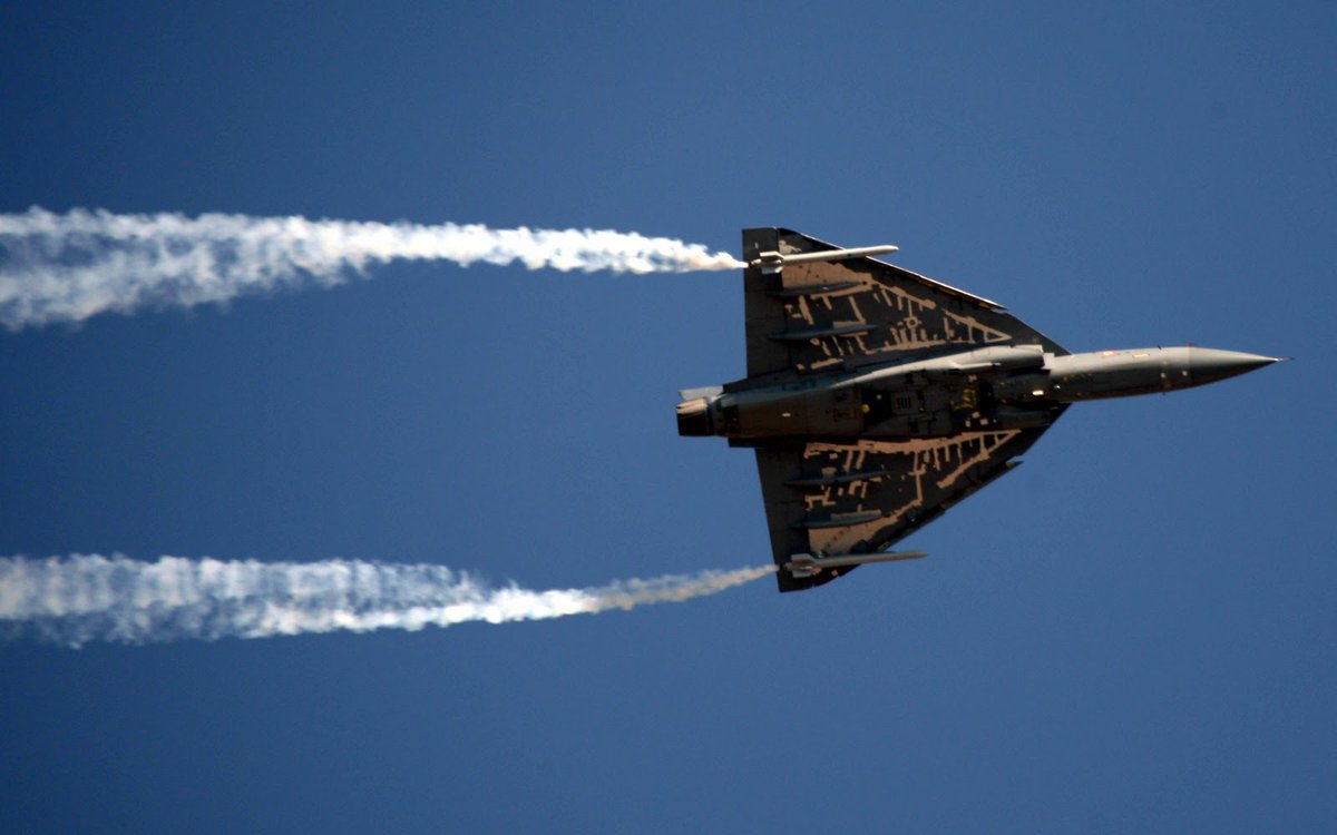 writetake's tweet photo. #TejasUpdate
* SP21 to have 2 more sorties followed by 3/4 CAFs, then to AFS Sulur.
* SP22 couple of tests + LSTT + HSTT-cum-1st flight. Now getting the painting done.
* SP23/SP24 got into #Covid delays, awaiting some components.
* SP25/SP26 on coupling stage.
#Avgeeks @akananth https://t.co/VraAJeHNPS